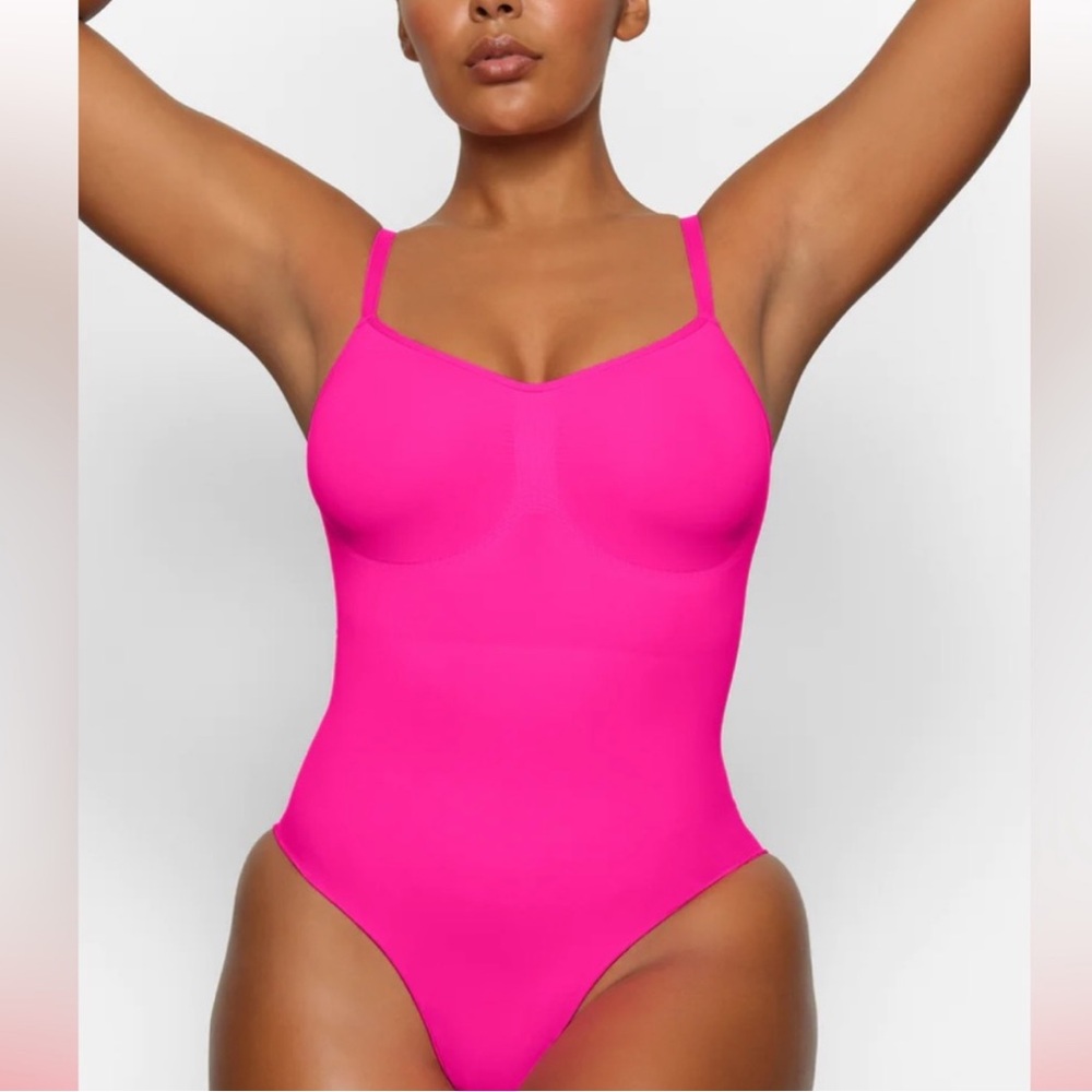 NEW SKIMS FLAMINGO PINK SEAMLESS SCULPTING
BODYSUIT
